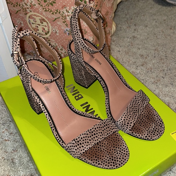 Gianni Bini Leopard Print Block Heels Size 7 - Picture 2 of 4